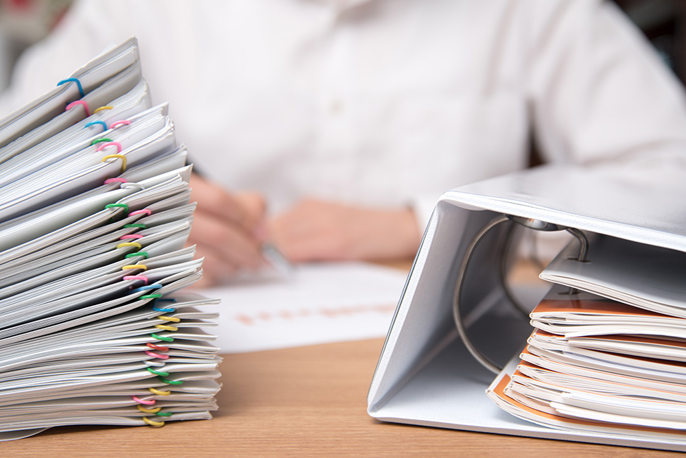 デスクでの書類作業